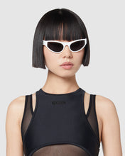 Carica l'immagine nel visualizzatore di Gallery, GD024 CAT-EYE SUNGLASSES: Unisex Sunglasses White | GCDS