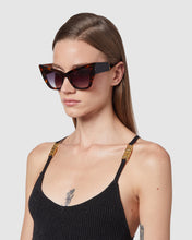Carica l'immagine nel visualizzatore di Gallery, GD0026 Cat-eye sunglasses : Women Sunglasses Multicolor | GCDS