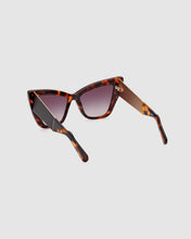 Carica l'immagine nel visualizzatore di Gallery, GD0026 Cat-eye sunglasses : Women Sunglasses Multicolor | GCDS