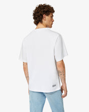 Carica l&#39;immagine nel visualizzatore di Gallery, Graffiti Loose T-shirt | Men T-shirts White | GCDS®
