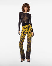 Carica l&#39;immagine nel visualizzatore di Gallery, Zebra Lurex Knit Trousers | Women Trousers Multicolor | GCDS®
