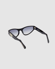 Load image into Gallery viewer, GD024 CAT-EYE SUNGLASSES: Unisex Sunglasses Black | GCDS
