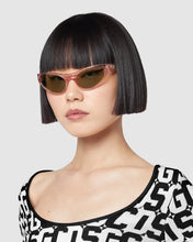 Load image into Gallery viewer, GD024 CAT-EYE SUNGLASSES: Unisex Sunglasses Pink | GCDS
