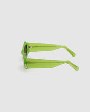Load image into Gallery viewer, GD0022 Cat-eye sunglasses : Unisex Sunglasses Green  | GCDS
